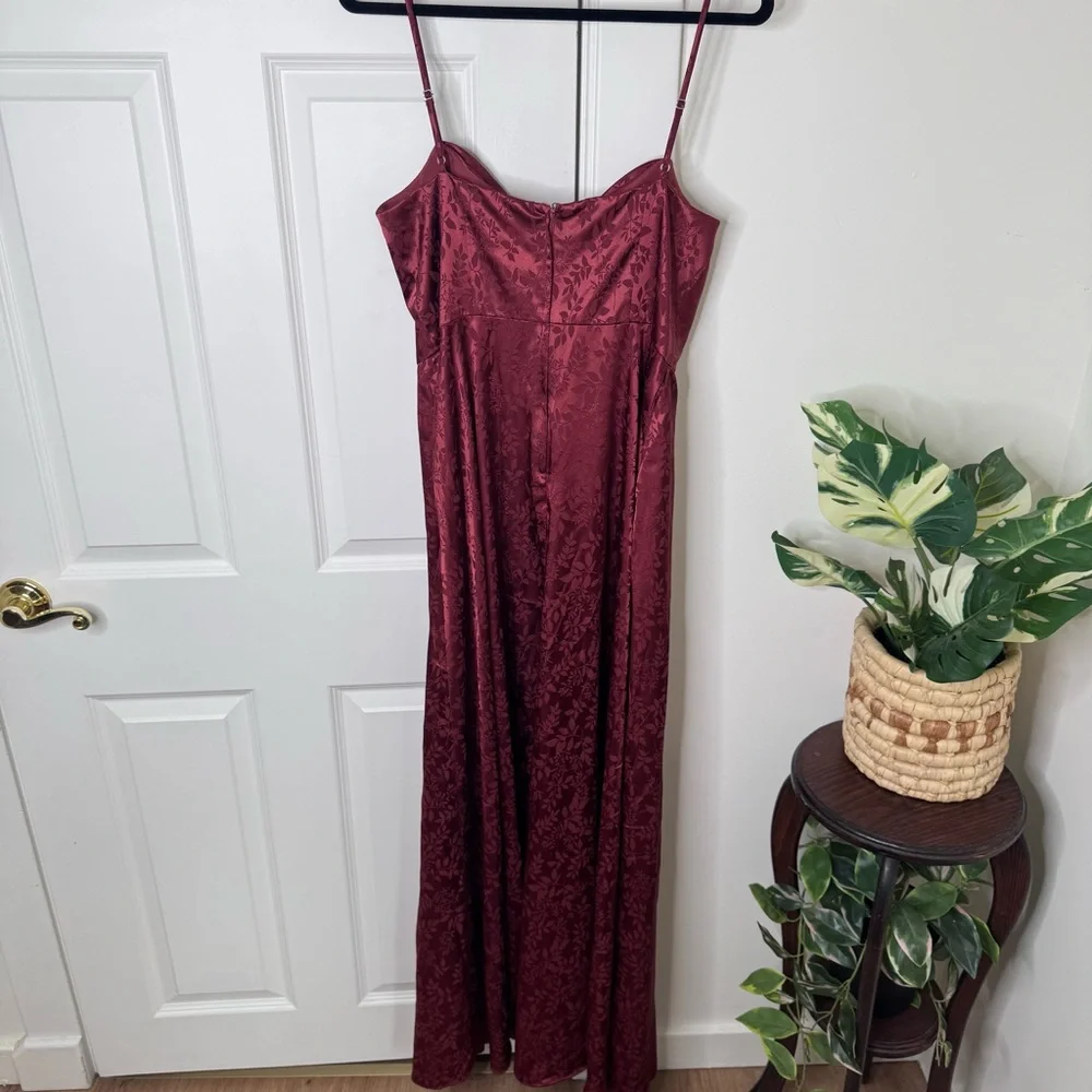 David’s Bridal Jacquard Cowl Neck Maroon Dress size 12 - Picture 4 of 11